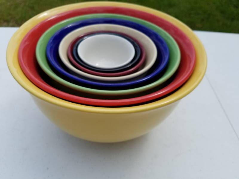lot 74 image: Set of 5 8 colored bowls