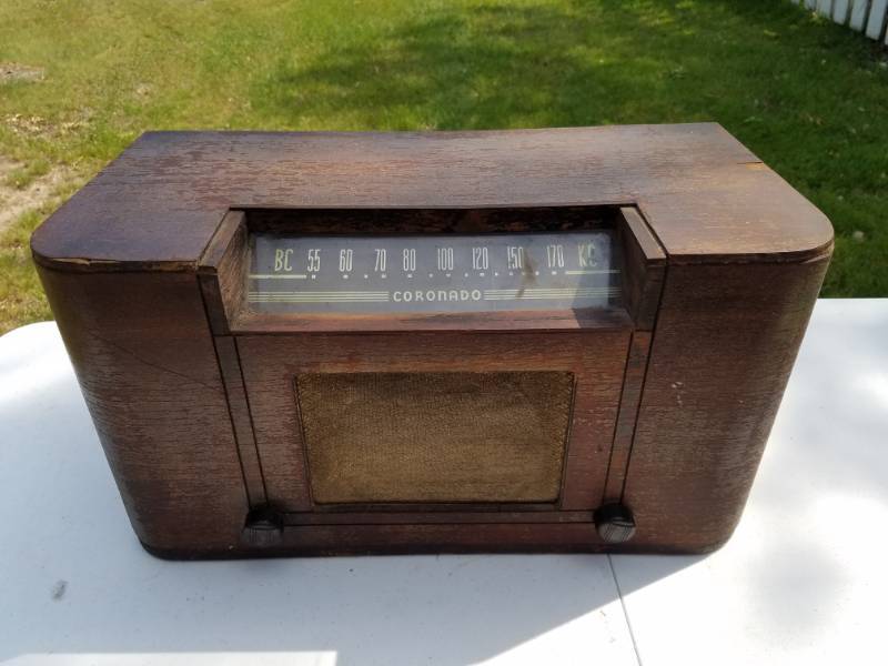 lot 80 image: Vintage Coronado Radio