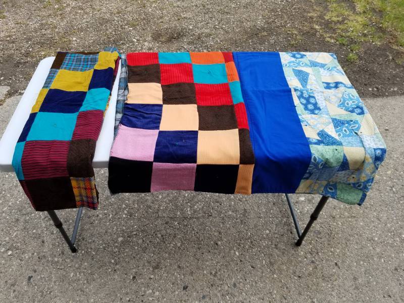 lot 112 image: Mix lot of small quilts