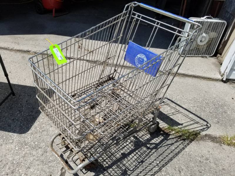 lot 117 image: Vintage Piggly Wiggly Shopping cart
