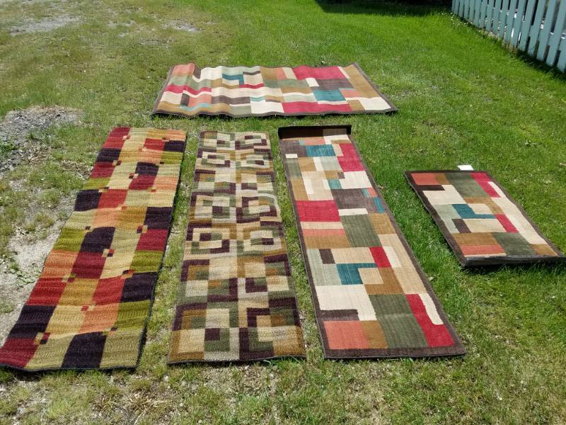lot 118 image: Lot of 5 area rugs