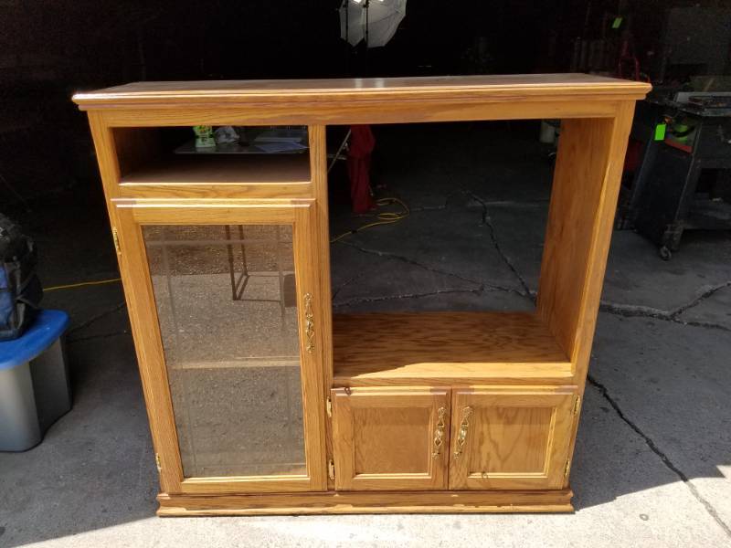 lot 119 image: Solid Oak TV Cabinet