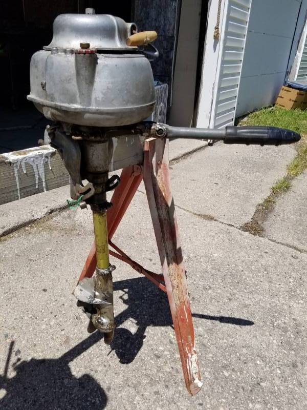 lot 121 image: Vintage Johnson Sea Horse Outboard Boat Motor
