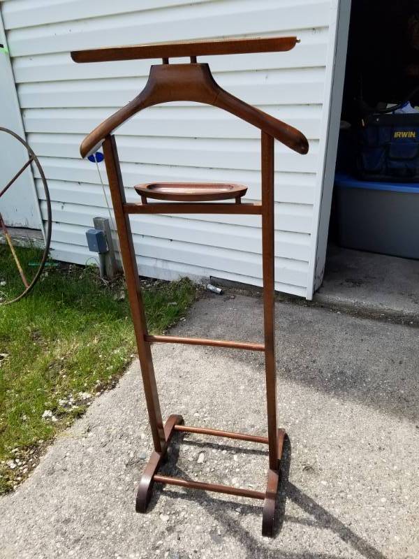 lot 128 image: Gentleman Rack made in Italy