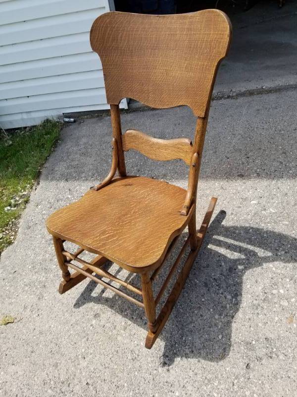 lot 132 image: Oak Rocking Chair