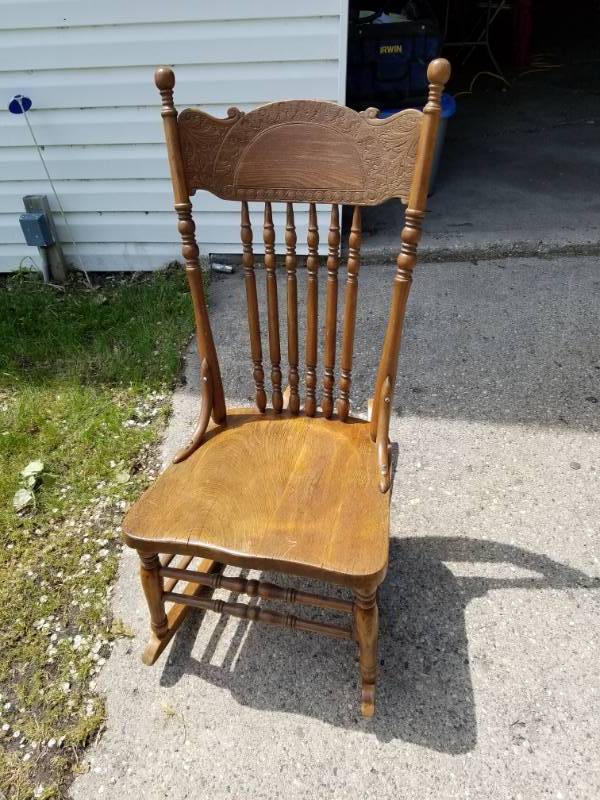 lot 134 image: Oak Rocking Chair w narrow rockers on the back