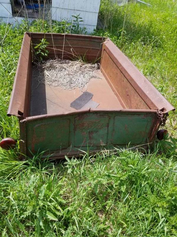 lot 139 image: Old Ford Pickup box