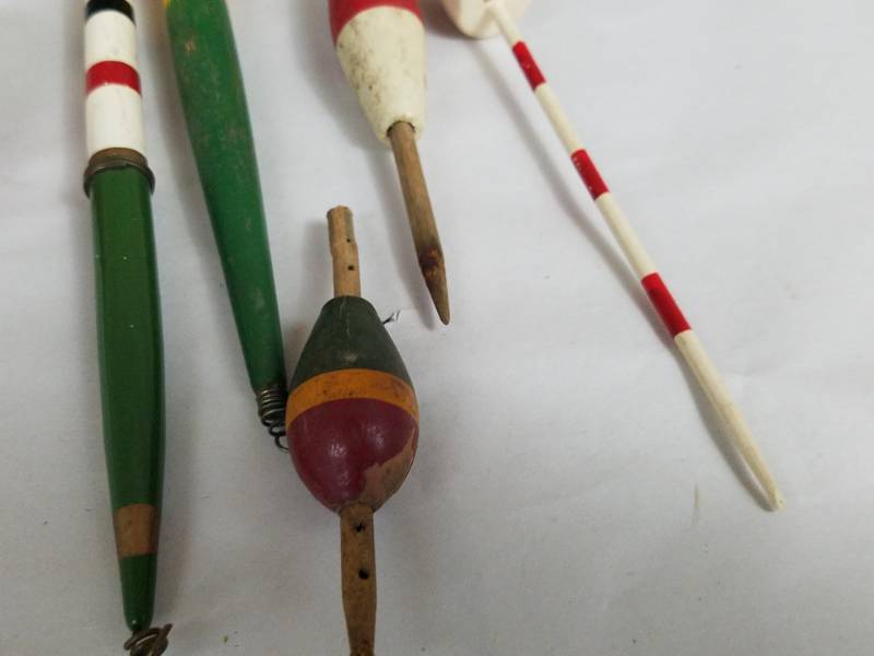 lot 209 image: Mix bag of wooden Floats