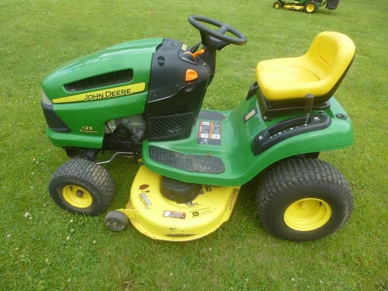 John Deere 125 Lawn Tractor