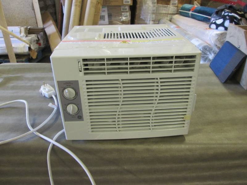 lot 20 image: GE 5,000 BTU 115-Volt Room Window A...