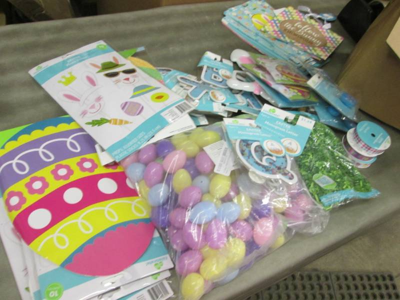 lot 161 image: Assorted Easter Items- gift bags, e...