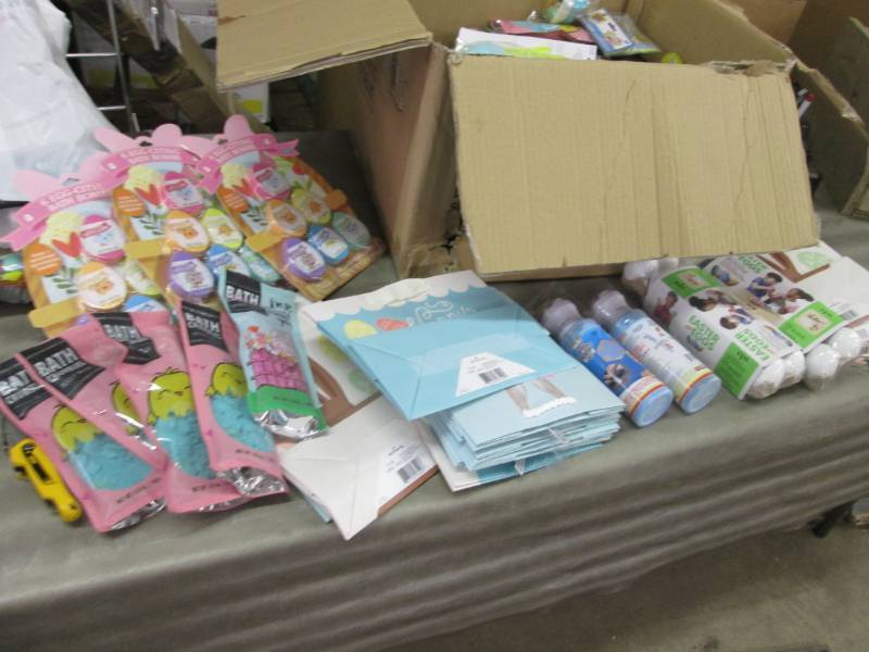 lot 170 image: Easter Gift Bags, Eggs, Bath Bombs ...