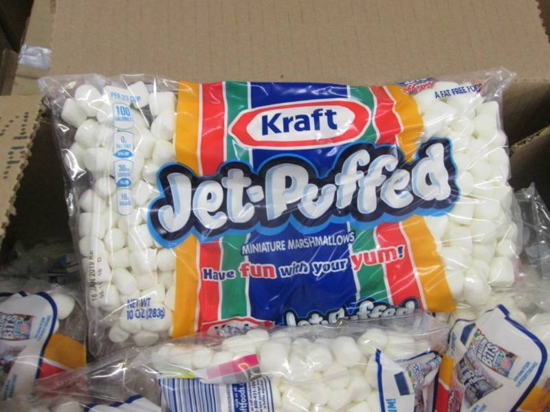 lot 232 image: Case of 18-10 oz bags Kraft Jet Puf...