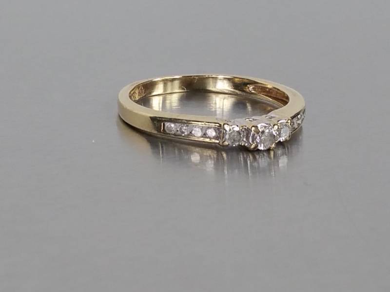 Ladies Diamond Estate Ring in 10k Gold