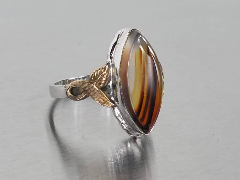 Beautiful Agate Estate Ring in Sterling Silver