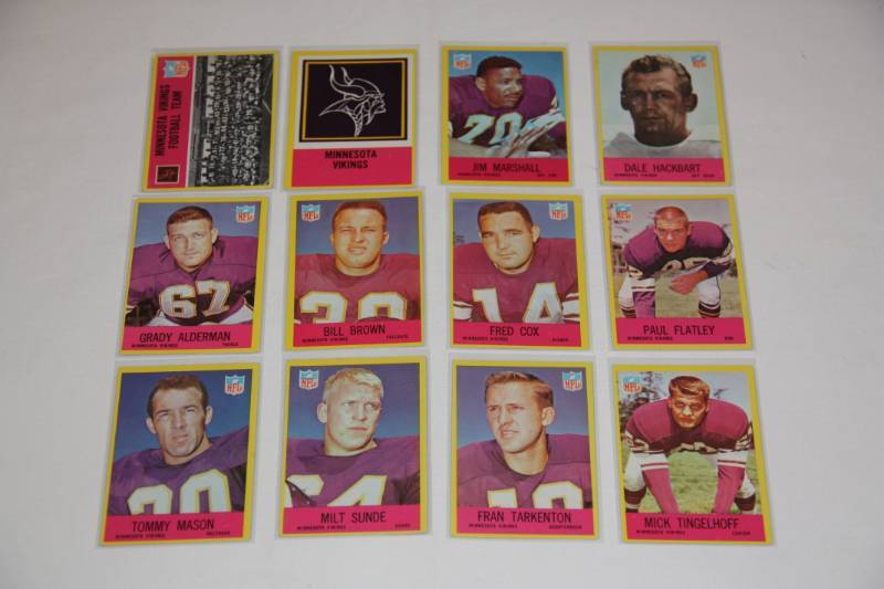 lot 24 image: 1967 Philadelphia Minnesota Vikings Team Set  12 Cards