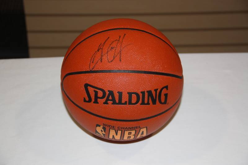 lot 34 image: Grant Hill Detroit Pistons Single Signed Basketball Auto
