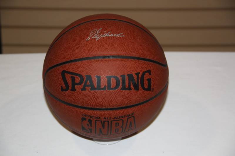 lot 35 image: Peja Stojakovic Sacramento Kings Single Signed Basketball Auto