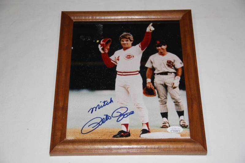 lot 43 image: Pete Rose Cincinnati Reds 8x10 Photo With Frame Auto (JSA COA)