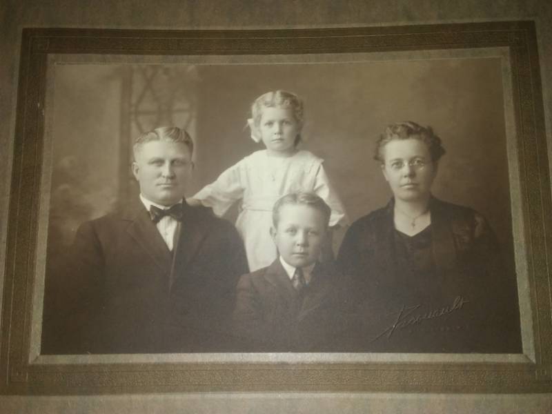 lot 2 image: Antique family photos - 20 .