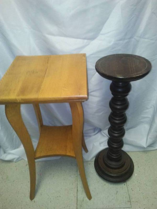 lot 15 image: Vintage table - 1926 antique plant stand