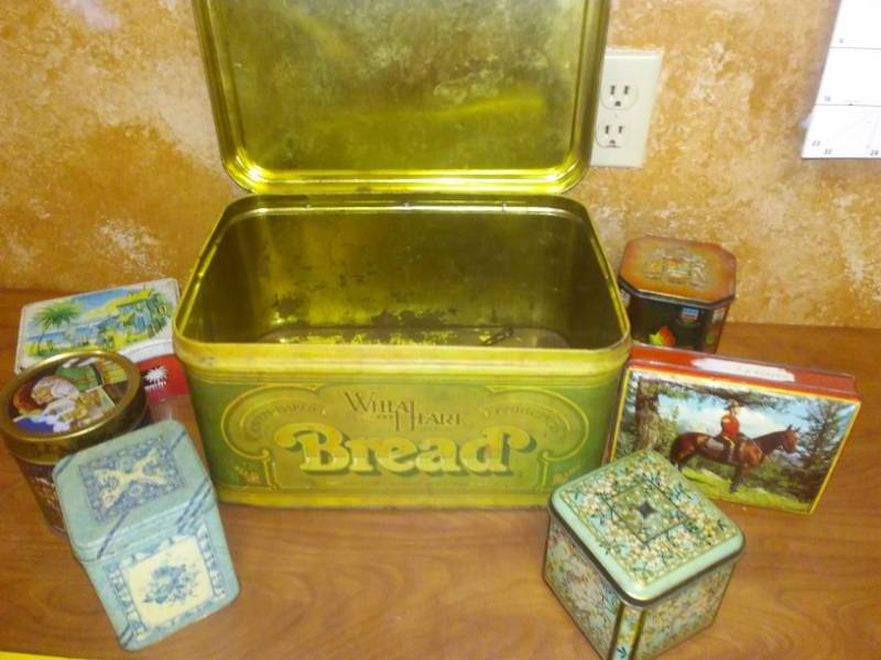 lot 33 image: Vintage metal tins