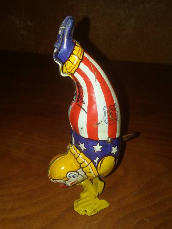 lot 39 image: Wind-up tin toy clown