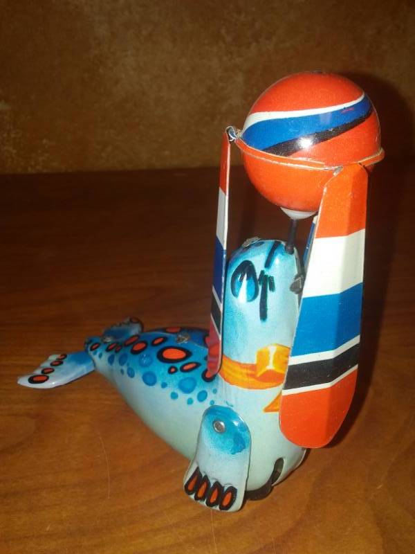 lot 40 image: Wind up tin seal with balancing ball and flying wings