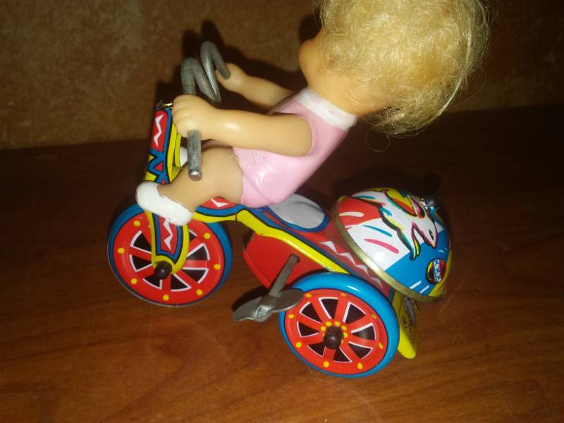 lot 42 image: Vintage tin wind-up toy tricycle