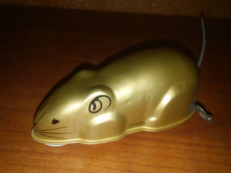 lot 46 image: Gold wind-up Mouse