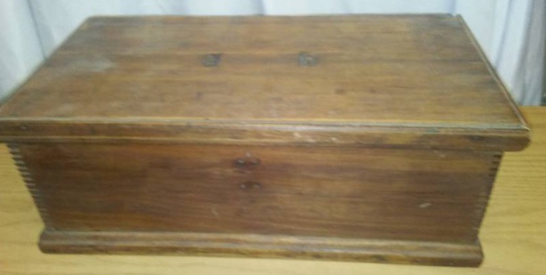 lot 57 image: Vintage wood box