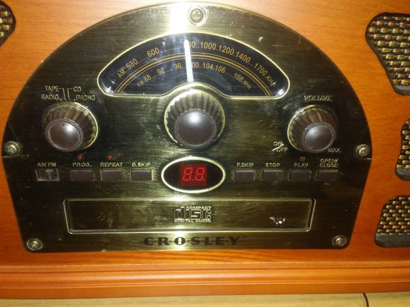 lot 59 image: Crosley radio, CD, phonograph, cassette.