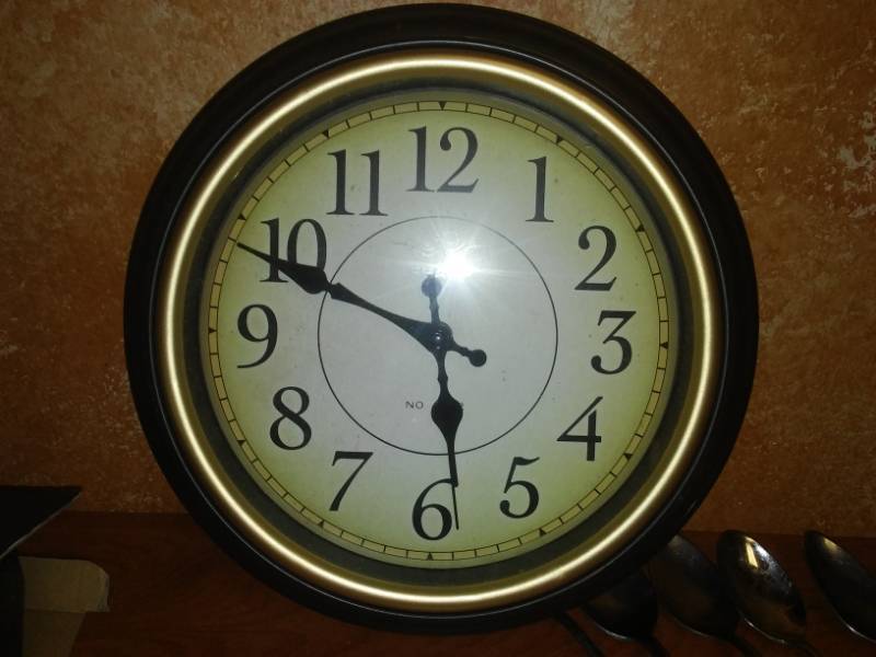 lot 76 image: Flatware clock and light