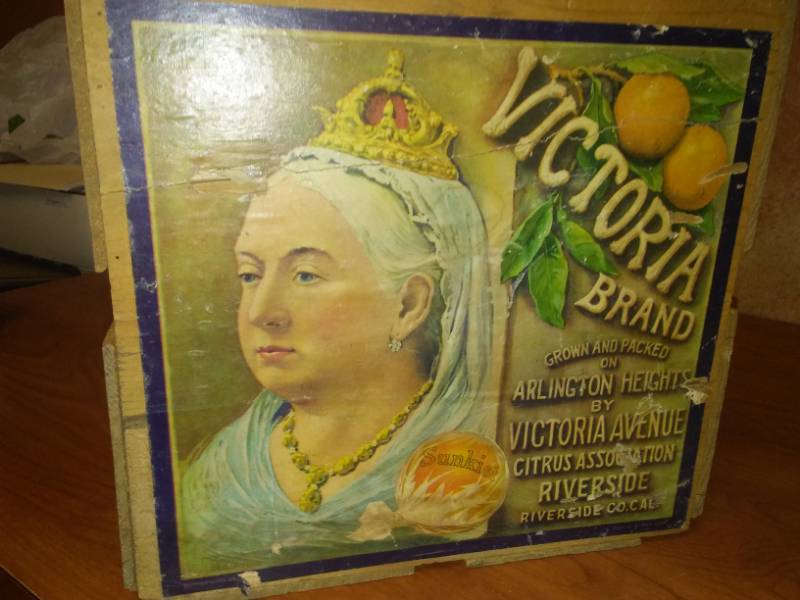 lot 80 image: Wood crate Victoria Sunkist oranges