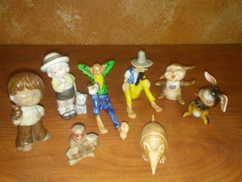 lot 126 image: 8 vintage figurines.