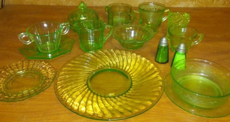 lot 132 image: 16 pieces Green Glass