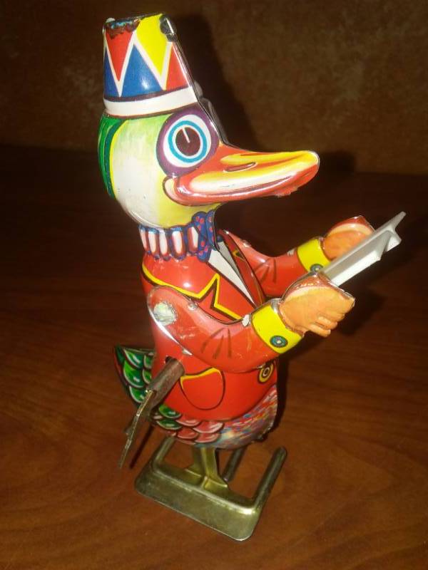 lot 134 image: Vintage walking Key wind-up bird
