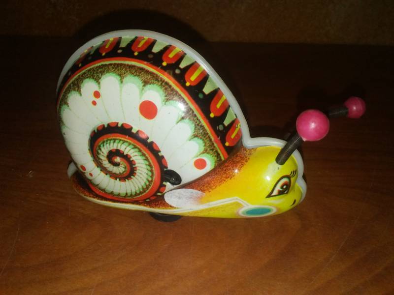 lot 142 image: Wind-up tin snail
