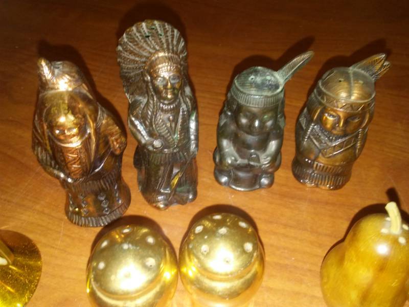 lot 186 image: Salt and pepper shakers - 14 pair.