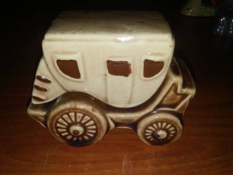 lot 187 image: Two dozen salt and pepper shakers - vintage.