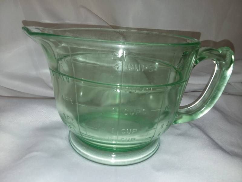 lot 89 image: Vintage 4 cup glass measuring cup.