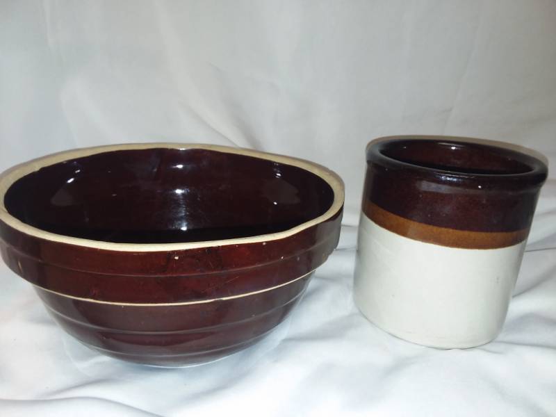 lot 91 image: Stoneware bowl and crock Roseville bowl
