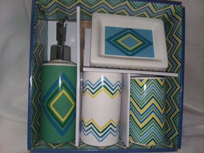 lot 92 image: NEW 4 piece bathroom accessory Decor set