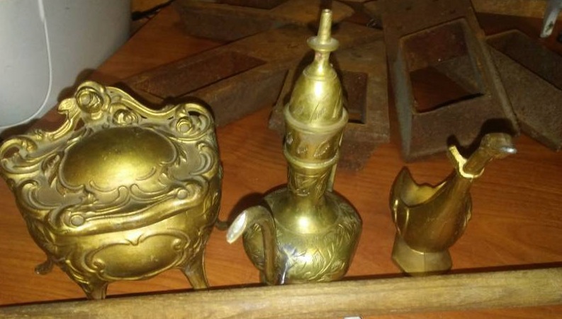 lot 112 image: Vintage miscellaneous brass cast wood and Tin.