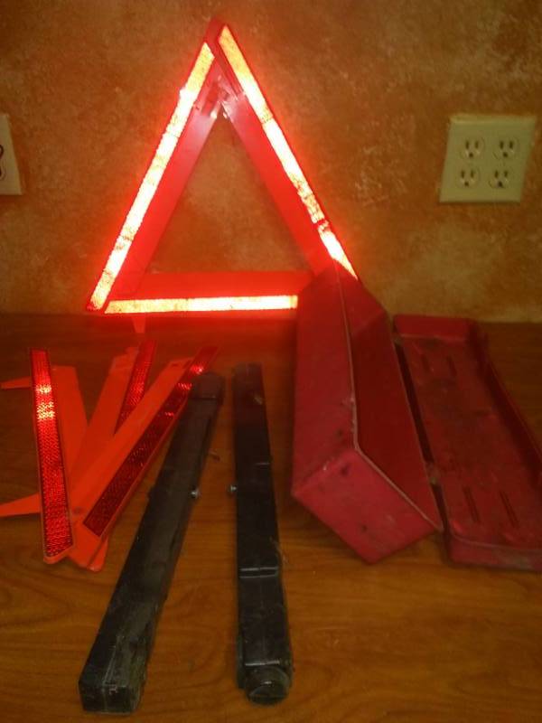 lot 190 image: Strato - flare roadside emergency set.
