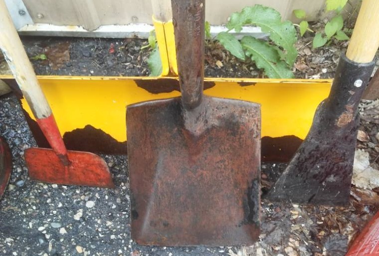 lot 199 image: Snow shovel, spade and two chippers