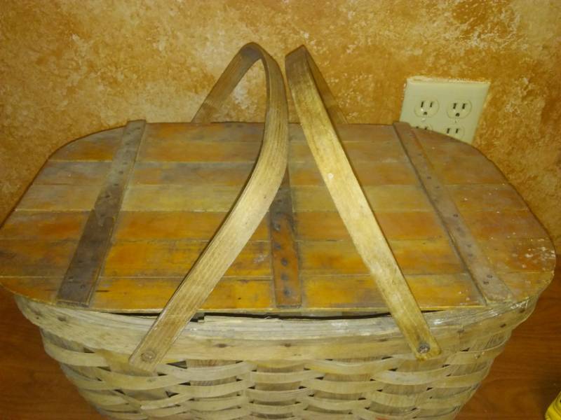lot 216 image: Wood picnic basket with plates and more - vintage