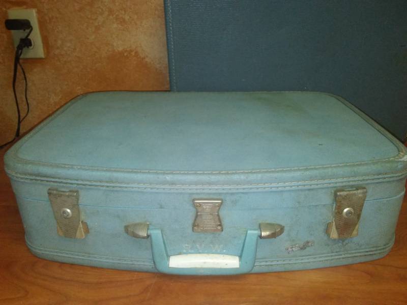 lot 220 image: Four pieces of vintage luggage.