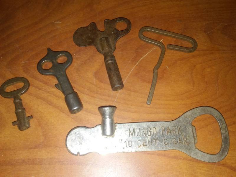 lot 234 image: Keys for Wind-up toys. Mungo Park Ten Cent cigars.