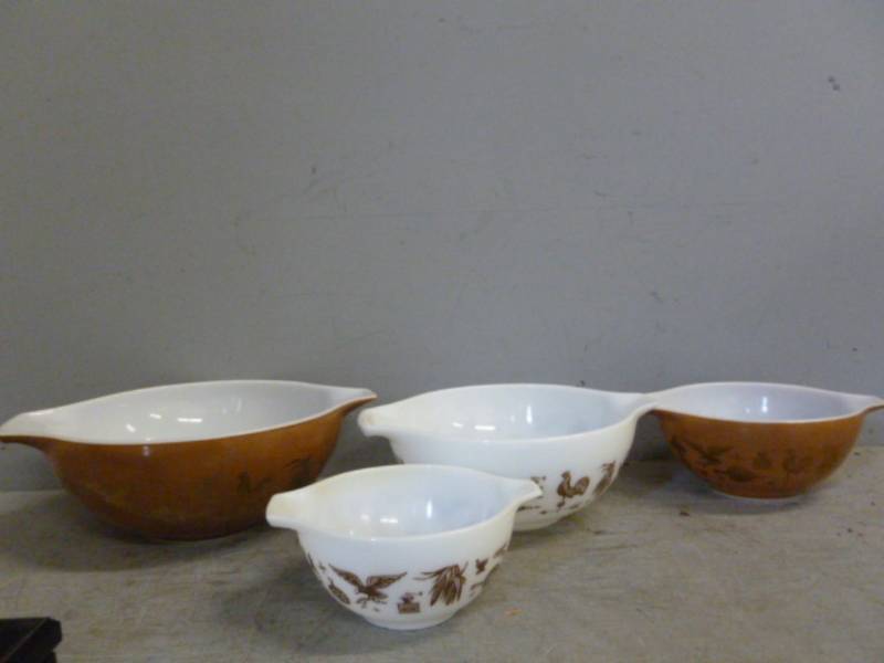 Vintage Pyrex Bowl Set